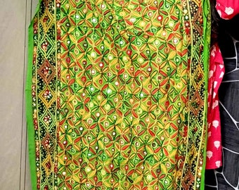 Può includere: Un scialle in tessuto verde con ricami intricati e lavoro a specchio. Lo scialle presenta un motivo geometrico con accenti rossi, gialli e verdi. Il testo "Sale Up To 30% Off" è visibile nell'immagine.