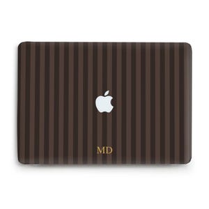 Custodia per MacBook con iniziali personalizzate e strisce marroni per MacBook Air 13 15 m5 2026 Pro 13 14 16 pollici. Monogramma personalizzato estetico. Semplice custodia a righe.
