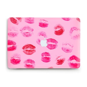 Può includere: Custodia per laptop rosa con un motivo di baci di rossetto rosso.