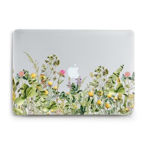 Op de afbeelding: Zilveren laptophoes met een aquarel bloemenontwerp. Het ontwerp bevat groene bladeren, gele en roze bloemen en diverse wilde bloemen. Het Apple-logo is in het midden zichtbaar.