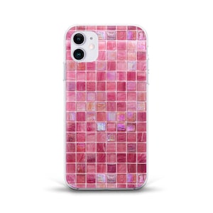 Peut inclure: Une coque de smartphone présentant un motif en grille répétitif composé de petits carreaux carrés dans diverses nuances de rose. Le design inclut des finitions irisées et brillantes sur certains carreaux, créant un aspect texturé en mosaïque.