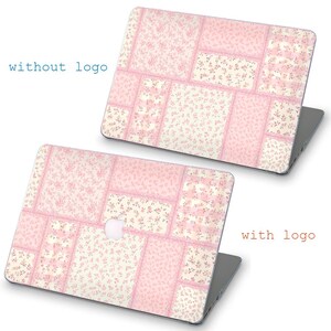 Peut inclure: Coque d'ordinateur portable avec un motif patchwork dans les tons rose et cr&egrave;me, avec des motifs floraux. L'&eacute;tui est pr&eacute;sent&eacute; avec et sans le logo Apple, et le texte "without logo" et "with logo" est visible.