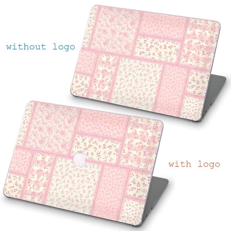 Peut inclure: Coque d'ordinateur portable avec un motif patchwork dans les tons rose et cr&egrave;me, avec des motifs floraux. L'&eacute;tui est pr&eacute;sent&eacute; avec et sans le logo Apple, et le texte "without logo" et "with logo" est visible.
