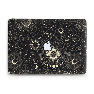Könnte beinhalten: Eine schwarze Laptop-Haut mit einem goldenen Himmelsdesign mit Sternbildern, Planeten, Sonne und Mond. Das Design erinnert an eine alte astrologische Karte.