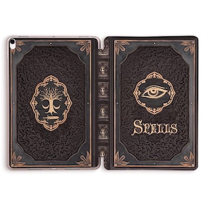 Pode incluir: Uma capa de tablet castanha escura com um design texturizado, semelhante a um livro antigo. A capa apresenta detalhes dourados, molduras ornamentadas e a palavra "SPELLS" em letras douradas. Um lado tem um emblema de árvore e espada.
