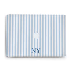 Puede incluir: Una funda para portátil con un diseño de rayas azules claras y blancas. El logotipo de Apple está centrado, con las iniciales "NY" debajo. La funda tiene un acabado brillante.