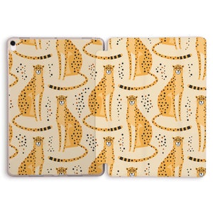 Può includere: Una custodia per iPad beige con un motivo ripetitivo di ghepardi arancioni e neri. I ghepardi sono seduti e guardano in avanti.