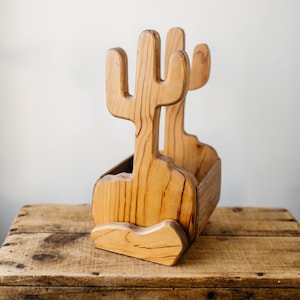 Organizador vintage de cactus de madera hecho a mano – Caja de decoración rústica del oeste – Recipiente para guardar cosas o servilleteros estilo bohemio del suroeste – Tri-Heldt Crafts Michigan