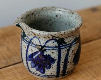 Vintage handgjord spräcklig Studio Pottery Cream can med koboltblå blommönster
