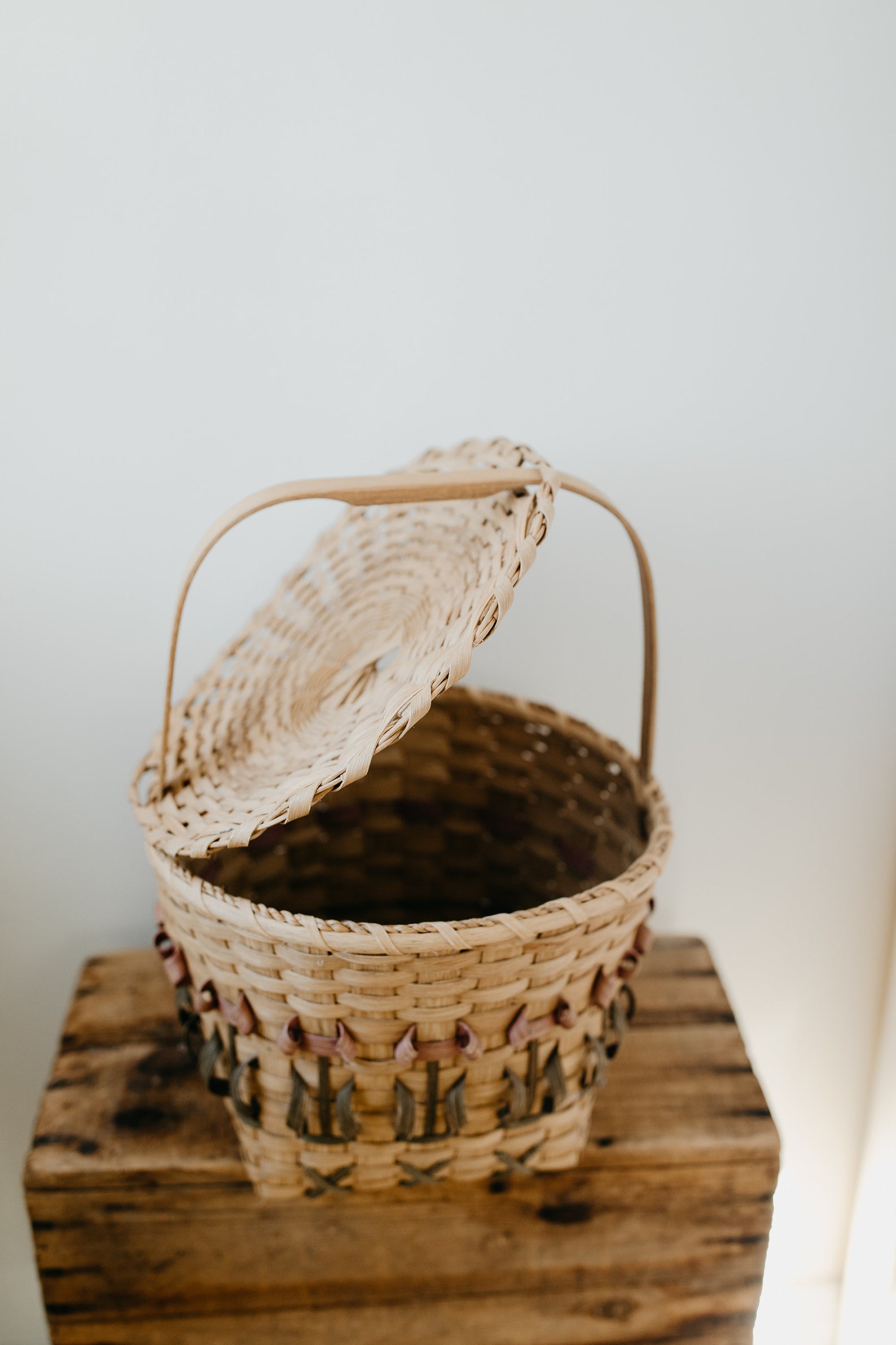 Round Basket With Lid Handle Summer Picnic Basket Flower Etsy