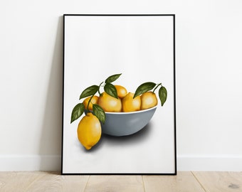 Puede incluir: Una impresión artística enmarcada que presenta una naturaleza muerta de limones. Los limones amarillos y verdes están en un cuenco gris con hojas verdes. La obra de arte está sobre un fondo blanco, enmarcada en negro y expuesta sobre un suelo de madera.