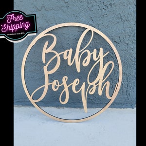 Cartello personalizzato con nome rotondo per neonati, decorazione da parete per la cameretta dei bambini, decorazione per baby shower, cartello in legno personalizzato con taglio laser per annuncio nascita
