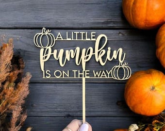 Adorno para tarta "A Little Pumpkin Is On The Way" • Decoración para baby shower de otoño • Decoración para fiesta de revelación de género de otoño • Adorno para tarta de baby shower de madera