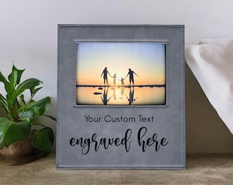 Marco de fotos grabado personalizado • Marco de fotos personalizado con su texto • Regalo de bodas • Exhibición de fotos familiares • Idea de regalo para un nuevo bebé