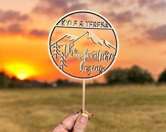 Adorno para tarta "La Aventura Comienza": Adorno personalizado para tarta de boda / Temática de camping personalizada / Decoración para bodas al aire libre en la montaña o senderismo