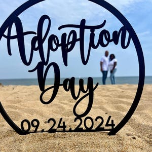 Letrero de adopción personalizado con fecha – Arte mural moderno para el Día de la Adopción – Regalo personalizado para la adopción de familiares o mascotas – Recuerdo para siempre de la decoración del hogar