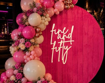 Placa "Fina e Cinquenta": Decoração para Festa de 50 Anos | Painel de Fundo para Festa de Aniversário Marcante