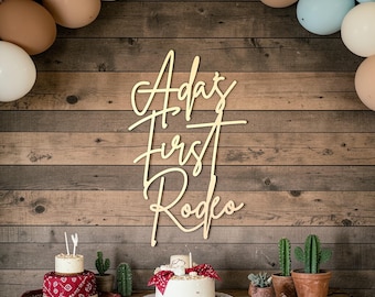 Aangepast eerste rodeo-verjaardagsbord: gepersonaliseerd westerncowboy-feestdecor | Verjaardagsachtergrond Wilde Westen