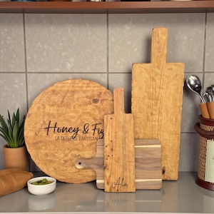 Regalo para el Día de San Valentín: Tabla de embutidos personalizada / Bandeja para servir con monograma y asa / Tabla de quesos