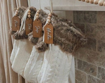 Namensschilder aus Holz für Weihnachtsstrümpfe – Personalisierte Strumpfdekoration im rustikalen Chic – Geschenkidee für Kinder und die ganze Familie