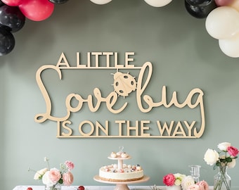 Bordje A Little Love Bug Is On The Way: babyshowerdecoratie | Lieveheersbeestje-thema