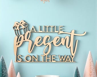 En liten present är på väg-skylt | Skylt för högtidlig babyshower | Tillkännagivande för julgraviditet | Festlig babyshowerdekoration | Barnrumspresent