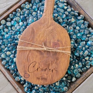 Personalized Round Charcuterie Board Wedding Gift Engraved Circle Bread Board Paddle Tray with Handle Rustic Wood Vintage Cheese Display