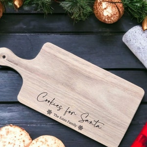 家族の名前が入ったサンタ用のパーソナライズされたクッキーディスプレイボード クリスマスカッティングボード サンタ用のカスタム刻印クッキーとミルク