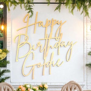 Peut inclure: Une tasse en céramique blanche avec une anse noire et le texte "But first, coffee" dans un style manuscrit. La tasse est sur une surface blanche. La tasse mesure environ 10 cm de haut.