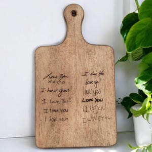 Tabla de cortar grabada con escritura a mano de una carta o tarjeta de receta Tabla de recetas escrita a mano grabada con láser