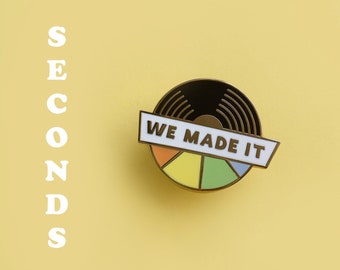 SECONDS SALE • We Made It Emaille Pin - Inspirierendes Zitat - Positives Zitat - Pride Pin - Vinyl Schallplatte - Regenbogen