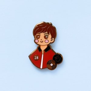 Pin de esmalte de Louis Tomlinson • Pin de solapa rígido colorido - Música - 28 - Smiley - Tatuajes - Vinilo - Ilustración linda - One Direction