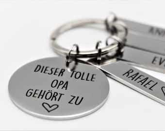 Dieser tolle Opa gehört zu | Schlüsselanhänger personalisiert | Geburtstagsgeschenk mit Gravur für Opa | Geschenk für Vatertag