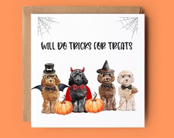 Può includere: Biglietto di auguri quadrato con busta in carta kraft marrone. La carta presenta un'illustrazione ad acquerello di quattro cani in costume di Halloween, con zucche. Il testo recita "WILL DO TRICKS FOR TREATS" con ragnatele.