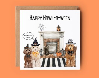 Può includere: Biglietto di auguri a tema Halloween con la scritta "Happy Howl-o-ween". La carta presenta tre cani vestiti con cappelli da strega, un camino, zucche e un gatto nero. Un cane ha un fumetto che dice "Witch way to the treats?"