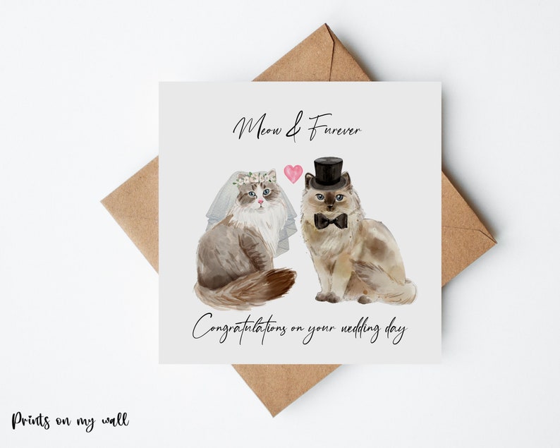Puede incluir: Una tarjeta blanca con una ilustraci&oacute;n de acuarela de dos gatos vestidos de novia y novio. La gata novia lleva un velo blanco y una corona de flores. El gato novio lleva un sombrero de copa negro y una corbata de lazo. El texto de la tarjeta dice "Meow & Furrever" y "Felicidades por su boda".
