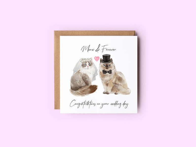 Puede incluir: Una tarjeta de boda con dos gatos vestidos con atuendos de boda. La gata lleva un velo blanco y una corona de flores, mientras que el gato lleva un sombrero de copa y una pajarita. La tarjeta dice "Meow & Forever" y "Felicidades por su boda".