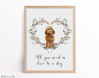 Könnte beinhalten: Ein Aquarelldruck mit einem braunen Hund, der in einem herzförmigen Blumenkranz sitzt. Der Text "All you need is love & a dog" befindet sich unter dem Kranz.