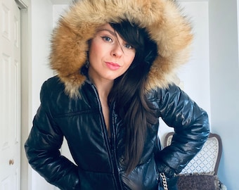 Genuine 1970s vintage black buttery soft leather bomber jacket with fox fur hood trim . Size SM / XS . Luxury vintage perfection