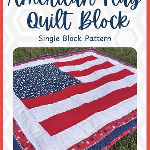 Pode incluir: Um bloco de colcha com a bandeira americana, com listras vermelhas e brancas e um campo azul com estrelas brancas. O texto diz "American Flag Quilt Block" e "Single Block Pattern".