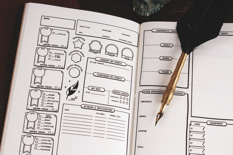 Op de afbeelding: Open notitieboek met een personageblad voor een rollenspel. De pagina's zijn gevuld met vakken en prompts voor statistieken, vaardigheden en eigenschappen. Een zwarte ganzenveerpen met een goudkleurige metalen houder ligt op de pagina.