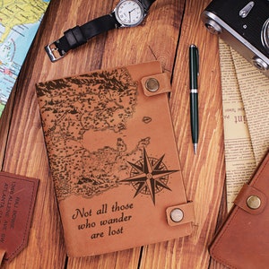 Tous ceux qui errent ne sont pas perdus | Carnet en cuir personnalisé | Carnet de voyage carte du monde | Carnet de notes A5 | 180 pages lignées | Carnet de croquis personnalisé