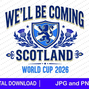 以下が含まれることがあります： 「WE'LL BE COMING SCOTLAND WORLD CUP 2026」のテキストが入ったデジタルデザイン。青と白のライオン、アザミ、星が描かれたシールドが、点線模様の背景に配置されています。