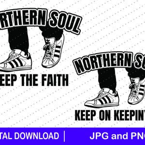 Puede incluir: Un diseño gráfico en blanco y negro que muestra dos pares de piernas con zapatillas deportivas. El diseño superior incluye el texto NORTHERN SOUL y KEEP THE FAITH. El diseño inferior incluye el texto NORTHERN SOUL y KEEP ON KEEPIN' ON.