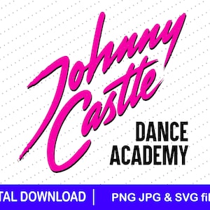 Op de afbeelding: Een digitale download graphic met de tekst "Johnny Castle Dance Academy" in een felroze scriptlettertype. De woorden "Dance Academy" staan in een vetgedrukte zwarte letter. De achtergrond is wit met kleine grijze stippen.