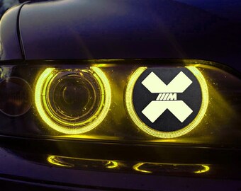 Cubiertas decorativas para faros delanteros BMW E39 con logotipo M en blanco y negro - 2 piezas. Accesorios de modificación.