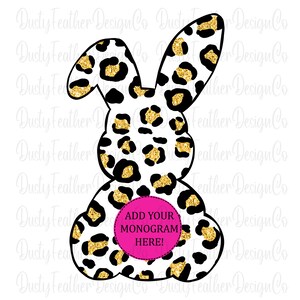 Puede incluir: Un conejito de Pascua blanco con un diseño de estampado de leopardo con purpurina dorada. El conejito tiene un círculo rosa con el texto "ADD YOUR MONOGRAM HERE!" en blanco.