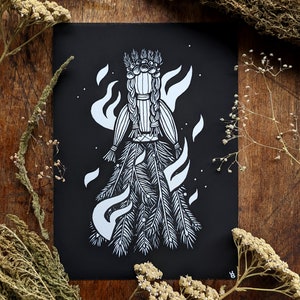 Puede incluir: Impresi&oacute;n art&iacute;stica en blanco y negro que representa una figura estilizada con una corona y una falda fluida, rodeada de llamas. La obra de arte est&aacute; sobre un fondo negro, con plantas y hierbas secas que enmarcan la imagen.