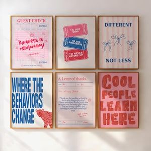 Può includere: Sei stampe artistiche incorniciate con citazioni e frasi motivazionali. Le stampe presentano una varietà di colori, tra cui rosa e blu, con testi come "Kindness is reinforcing!" e "Cool people learn here."