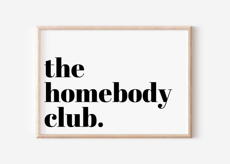 K&ouml;nnte beinhalten: Ein schwarz-wei&szlig;er druckbarer Wandkunstdruck mit dem Text "the homebody club."